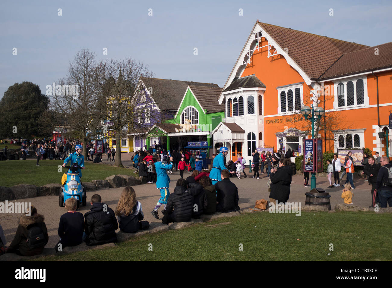 dh Themenparks Towers Street ALTON TOWERS PARK STAFFORDSHIRE Alton Tower Traffic Polizei Personal unterhaltsam Menschen in großbritannien Stockfoto