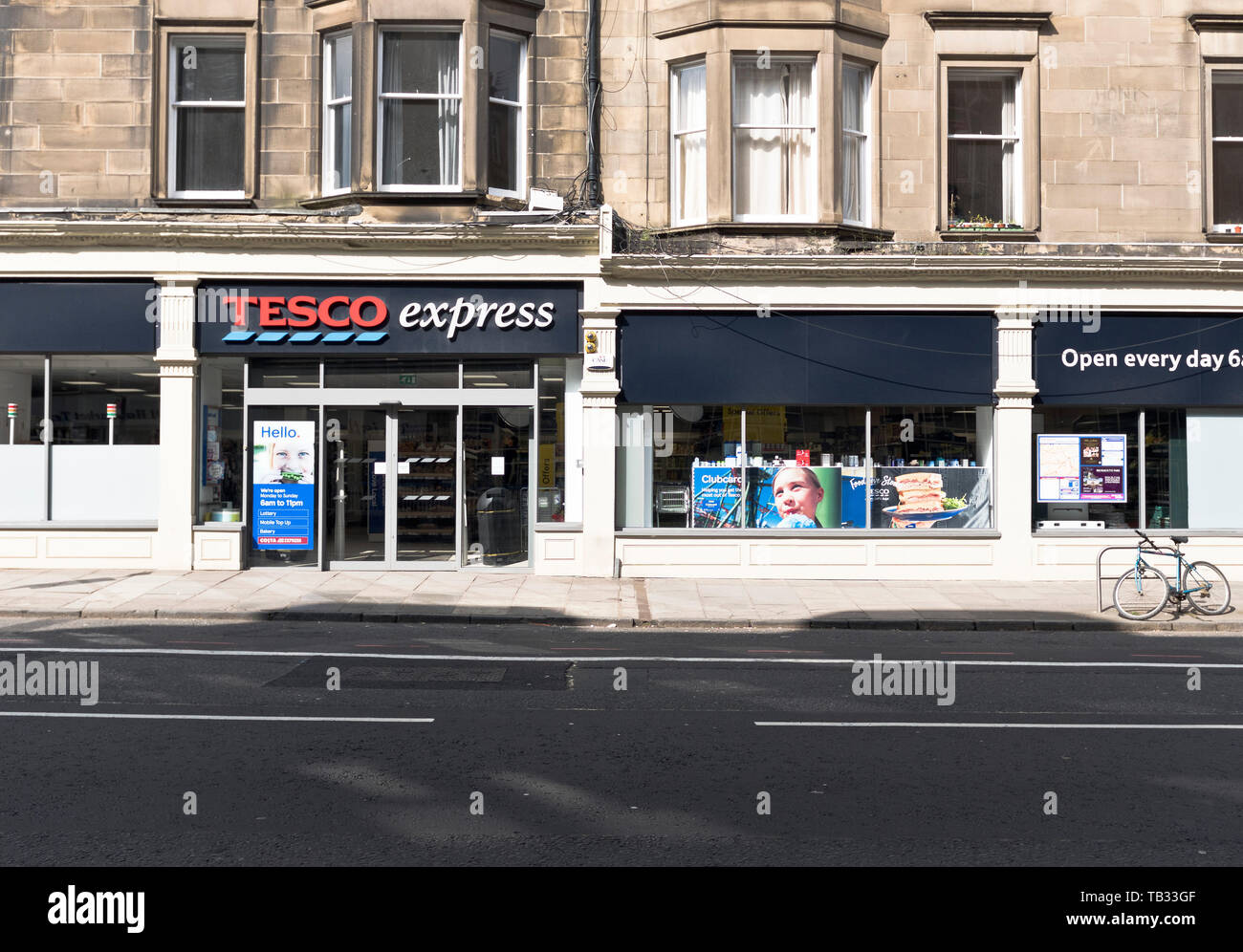Dh Tesco Express Supermarkt Großbritannien Edinburgh City Tescos shop äußeren Gebäude Stockfoto