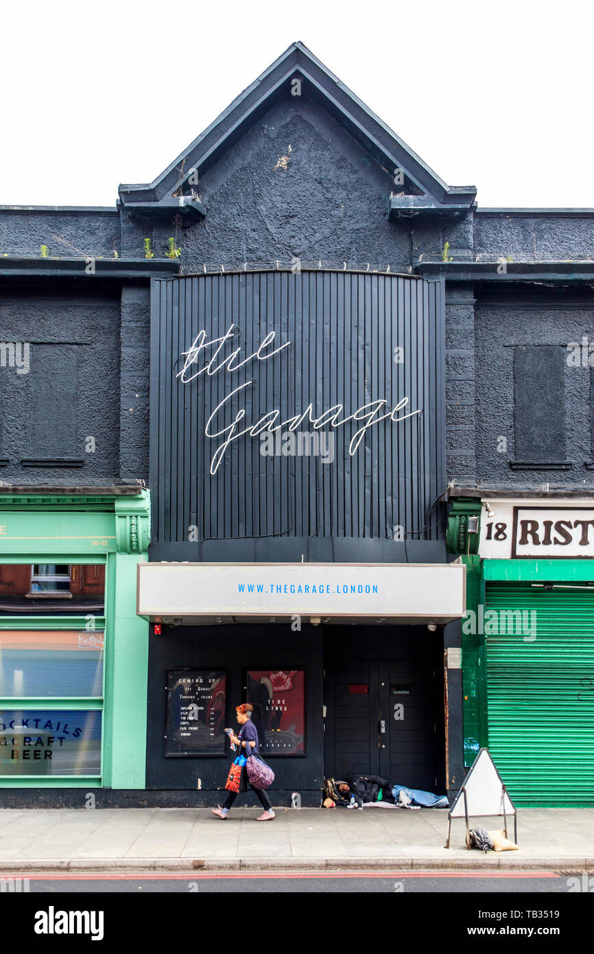 Eine grobe Sleeper im Eingang der Garage, alternative Musik venue Hosting live Rock Bands und Clubnächte, Highbury Corner, London, UK Stockfoto