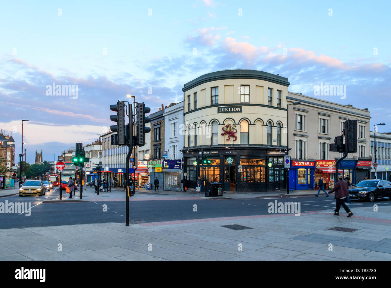 Navigator Platz im Torbogen in Richtung Süden entlang der Holloway Road, der Löwe Public House (jetzt ein Starbucks Coffee House) an der Ecke, London, UK Stockfoto