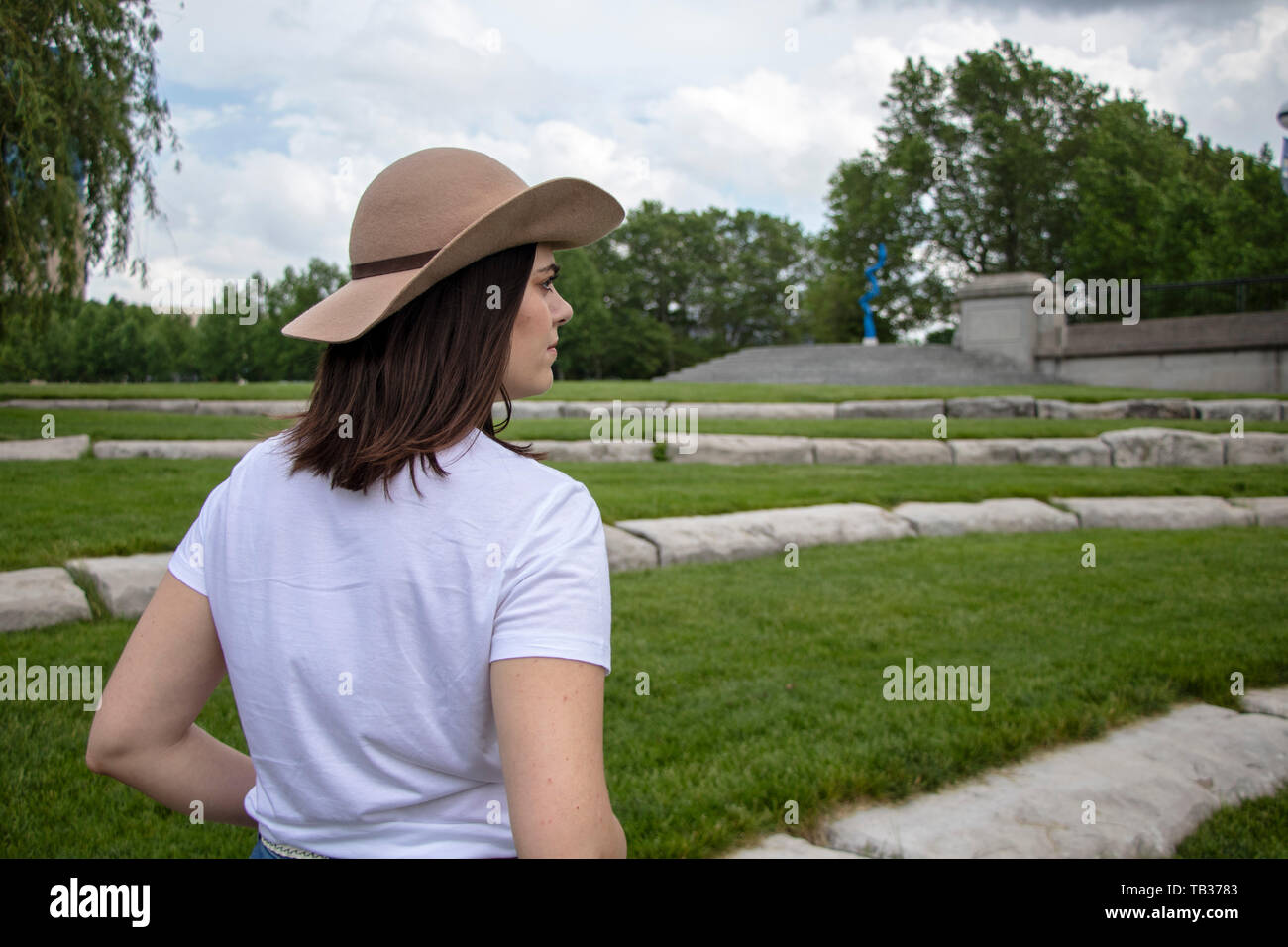 Frau schaut neugierig in Park Stockfoto