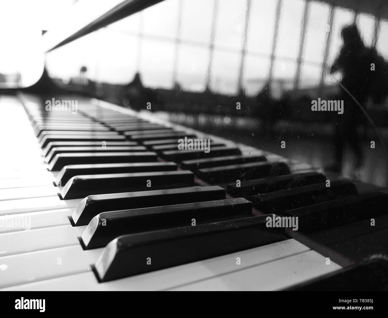 Piano Black&White am Mailänder Flughafen Bergamo Stockfoto