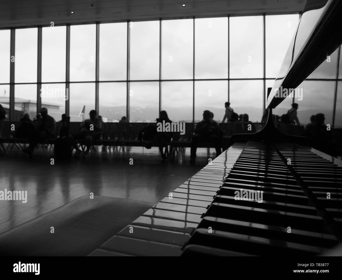 Piano Black&White am Mailänder Flughafen Bergamo Stockfoto