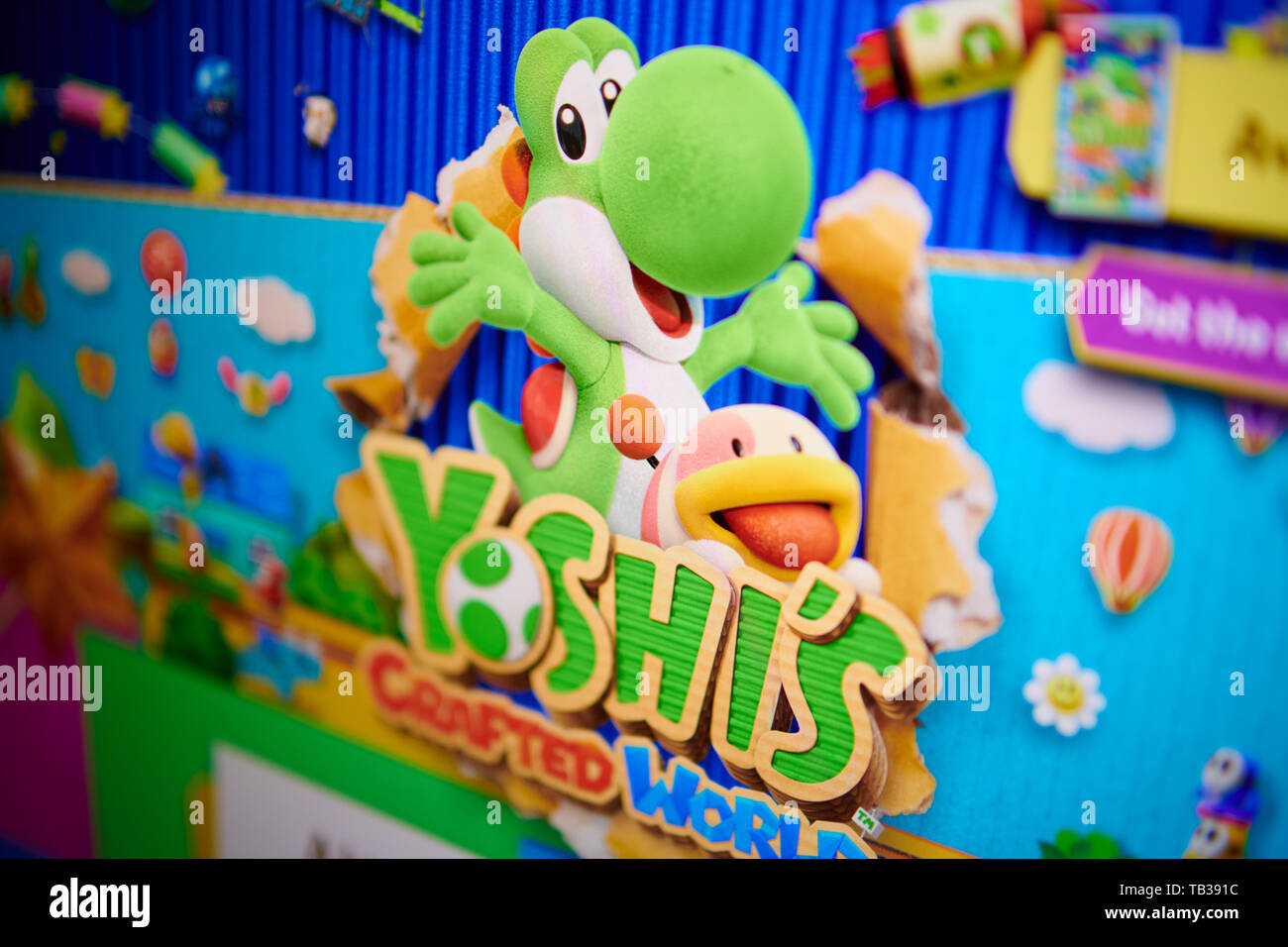 Prag - Mai 22, 2019: Closeup auf Yoshi-Charakter von Nintendo video game von der Seite Bildschirm fotografiert. Stockfoto