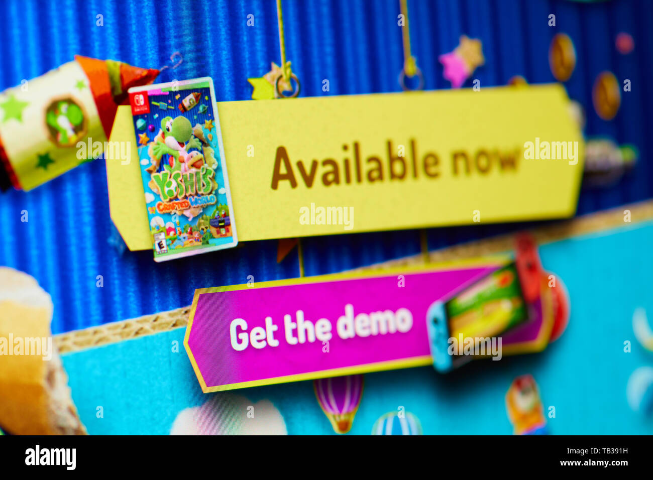 Prag - Mai 22, 2019: Closeup auf gestaltete Yoshi's Welt - Nintendo video game von der Seite Bildschirm fotografiert. Stockfoto