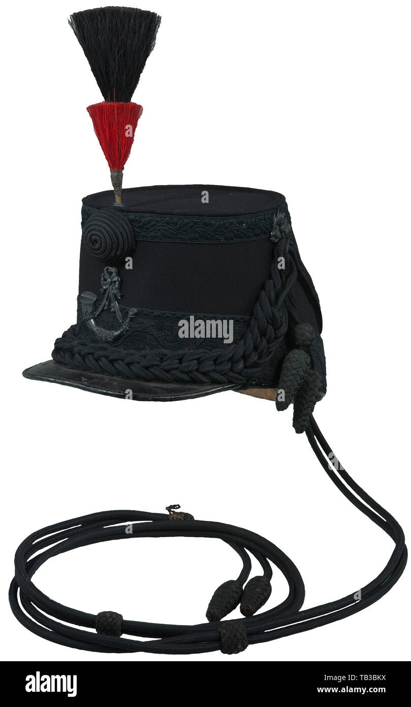 Ein britischer Offizier shako, Schwarze Körper mit Leder front Visor Filz, zwei Black Velvet Band um Körper, schwarze Britische Horn und Ribbon Frontplatte durch eine Schraube Post mit Taste Mutter befestigt, vorne schwarz baumwolle Geflecht von zwei florale Pfosten befestigt, hinten schwarz baumwolle Cord mit Blumen, schwarz Leder kinnbänder nicht auf der linken Seite angeschlossen, schwarze Baumwolle cord Feld Abzeichen, roten und schwarzen Busch, tan Leder Schweißband mit dunklen roten silk Liner, Schwarz die Leitungen/Kabel, der Innenraum gold Maker's Mark" Hawkes & Co London'. USA - Los. historischen 19., Additional-Rights - Clearance-Info - Not-Available Stockfoto