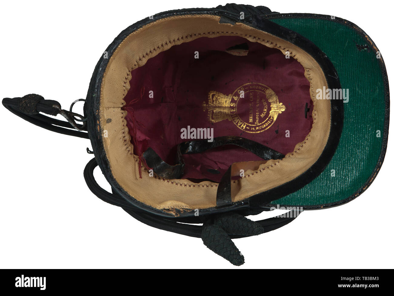 Ein britischer Offizier shako, Schwarze Körper mit Leder front Visor Filz, zwei Black Velvet Band um Körper, schwarze Britische Horn und Ribbon Frontplatte durch eine Schraube Post mit Taste Mutter befestigt, vorne schwarz baumwolle Geflecht von zwei florale Pfosten befestigt, hinten schwarz baumwolle Cord mit Blumen, schwarz Leder kinnbänder nicht auf der linken Seite angeschlossen, schwarze Baumwolle cord Feld Abzeichen, roten und schwarzen Busch, tan Leder Schweißband mit dunklen roten silk Liner, Schwarz die Leitungen/Kabel, der Innenraum gold Maker's Mark" Hawkes & Co London'. USA - Los. historischen 19., Additional-Rights - Clearance-Info - Not-Available Stockfoto