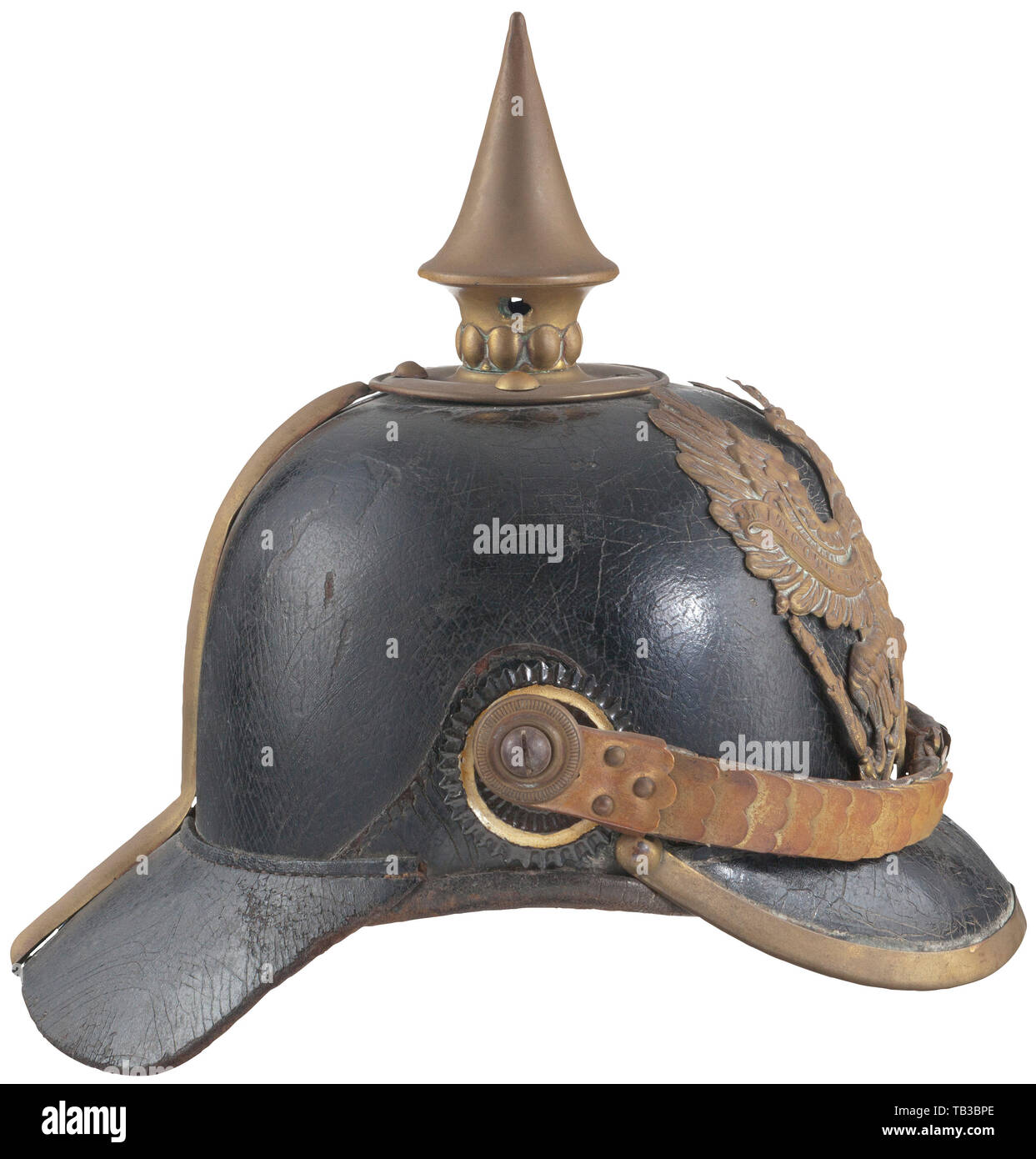 Eine kaiserliche Deutsche M 1860 Spike Helm für die Soldaten der preußischen Infanterie, Schwarz Leder Body mit Vorder- und Rückseite Visiere (Risse), gold Preußischen Linie eagle Frontplatte befestigt mit zwei Bolzen und Mutter (links Post keine Mutter). Gold Spike, Basis, Bolzen, die Verkleidung der Blende vorne und hinten Spline. Flache gold Kinnbänder mit Rosette/Schraube seite Beiträge, Preussische Kokarde getragen Leder Liner, nur drei Spike Bodenbefestigung Brads, Innenausstattung, die die Bezeichnung "8 AR 1879 II 1881', schwere Patina auf Armaturen. USA - Los. Preußische, Preußen, Deutsche, Deutschland, Militaria, Militär, obj, Additional-Rights - Clearance-Info - Not-Available Stockfoto