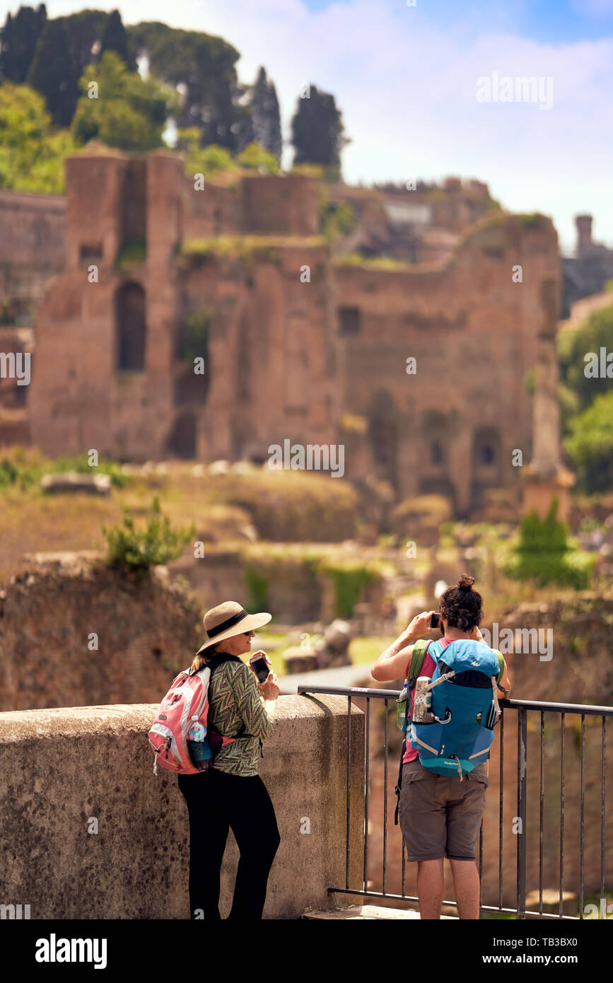 Rom, Italien, ausländische Touristen Paar entdecken das Forum Romanum und nahe dem Kolosseum und Aufnehmen von Bildern Stockfoto