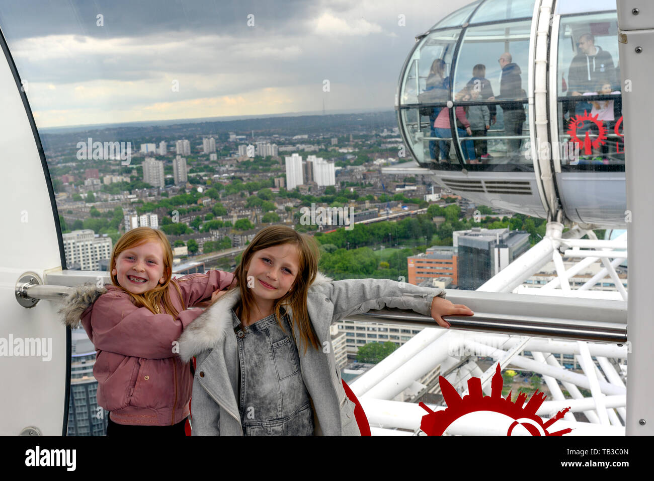 Zwei junge Mädchen 8 und 6 Jahre genießen Sie die Fahrt mit dem London Eye, London, England, Großbritannien Stockfoto