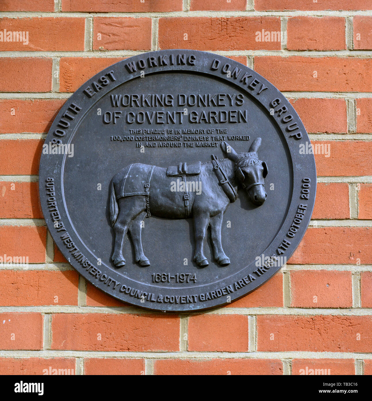 Süd-ost Arbeiten Esel Gruppe wand Gedenktafel zur Erinnerung an die Esel von costermongers in Covent Garden, London, England, Großbritannien Stockfoto