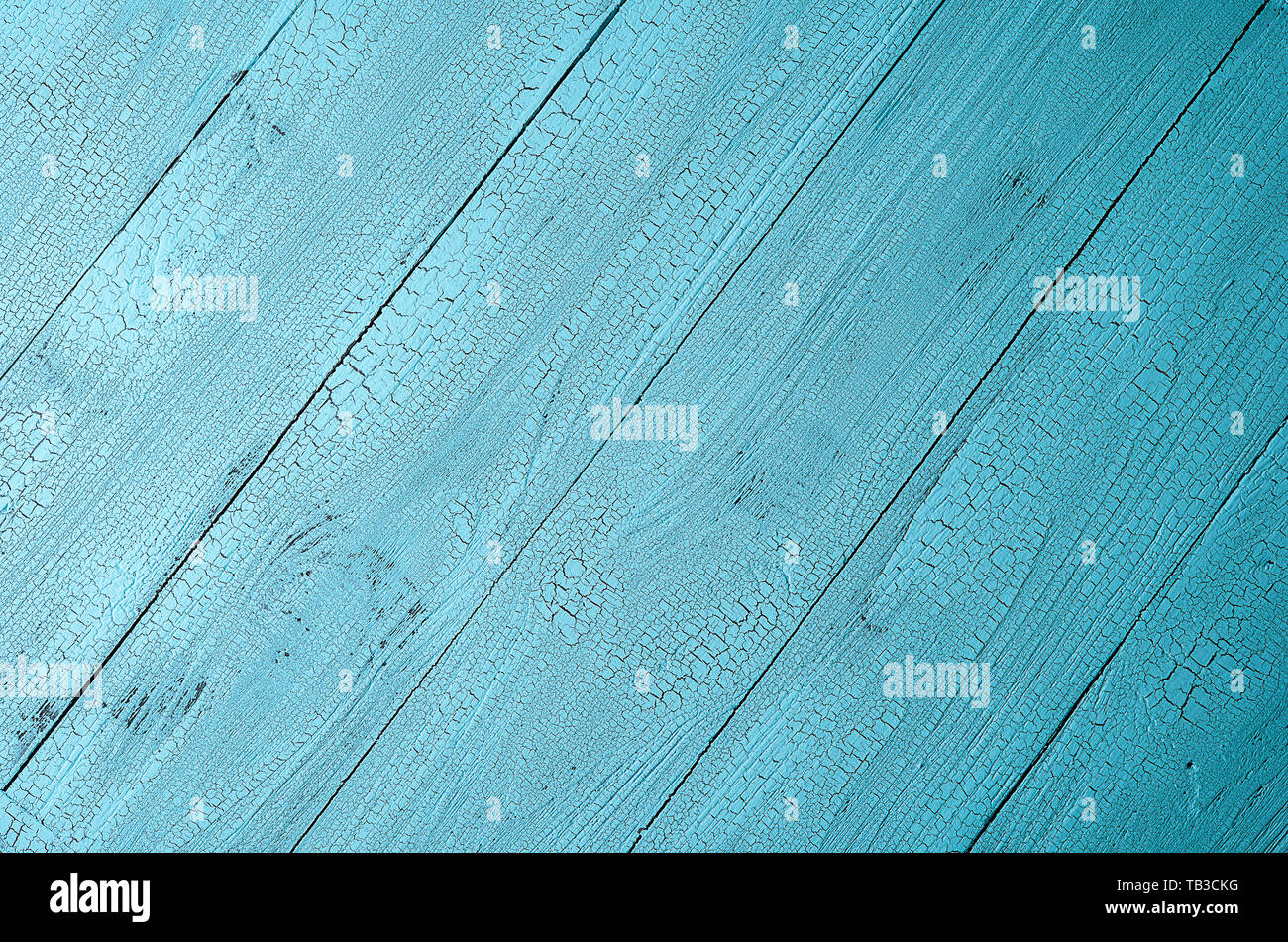 Alte natürliche Holzbohlen in hellblauer Farbe mit Alterung Risse Effekt lackiert. Sehr detaillierte Hintergrund mit Kopie Raum und diagonalen Layout. Vi. Stockfoto