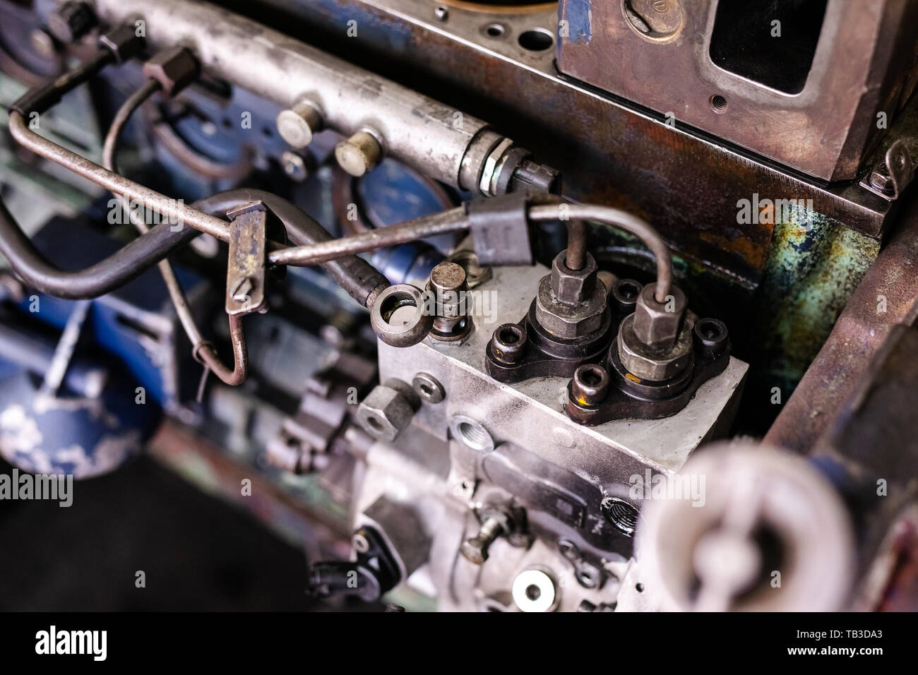 Mechanische Reparaturen alter Motor der Lkw in einem Auto reparieren