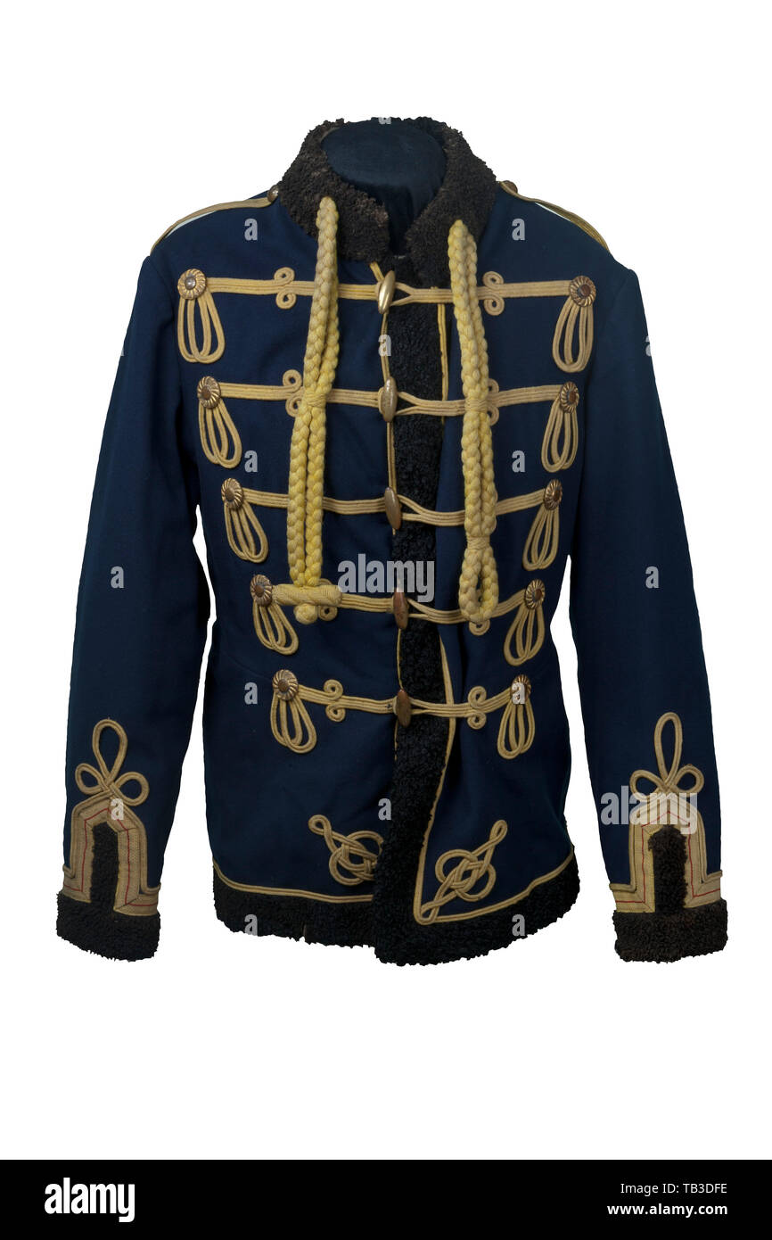 Eine Kaiserliche Pelisse für Soldaten Reihen des Leib-Garde Husar Regt, Garde K, Tunika von dunklem Blau Baumwolle Material in schwarz Lamm Fell, Kragen und Manschetten getrimmt sind schwarz Lamm Fell, gelben Biesen für Ungarische Knoten am Ärmelabschluss und fünf Reihen mit Geflecht. Gelbe tress mit roten Streifen ist jeweils auf der Manschette, gelb mit eingenähtem Schulterklappen mit 2. Staffel gold Buttons, langen gelben Hals attachment Schnüre, goldene Rosette und Tasten umschalten, weiß Wollfutter, die mit dem Namen des Besitzers choneberg" und regimental Stempel "LGHR'. USA - Los. Preußische, Preußen, Deutsche, Deutschland, mil, Additional-Rights - Clearance-Info - Not-Available Stockfoto