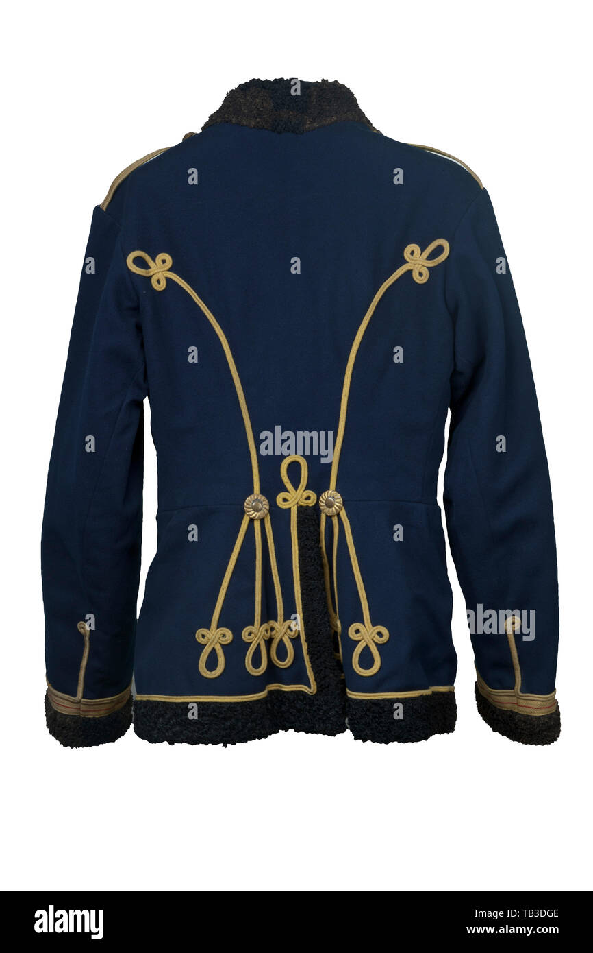 Eine Kaiserliche Pelisse für Soldaten Reihen des Leib-Garde Husar Regt, Garde K, Tunika von dunklem Blau Baumwolle Material in schwarz Lamm Fell, Kragen und Manschetten getrimmt sind schwarz Lamm Fell, gelben Biesen für Ungarische Knoten am Ärmelabschluss und fünf Reihen mit Geflecht. Gelbe tress mit roten Streifen ist jeweils auf der Manschette, gelb mit eingenähtem Schulterklappen mit 2. Staffel gold Buttons, langen gelben Hals attachment Schnüre, goldene Rosette und Tasten umschalten, weiß Wollfutter, die mit dem Namen des Besitzers choneberg" und regimental Stempel "LGHR'. USA - Los. Preußische, Preußen, Deutsche, Deutschland, mil, Additional-Rights - Clearance-Info - Not-Available Stockfoto