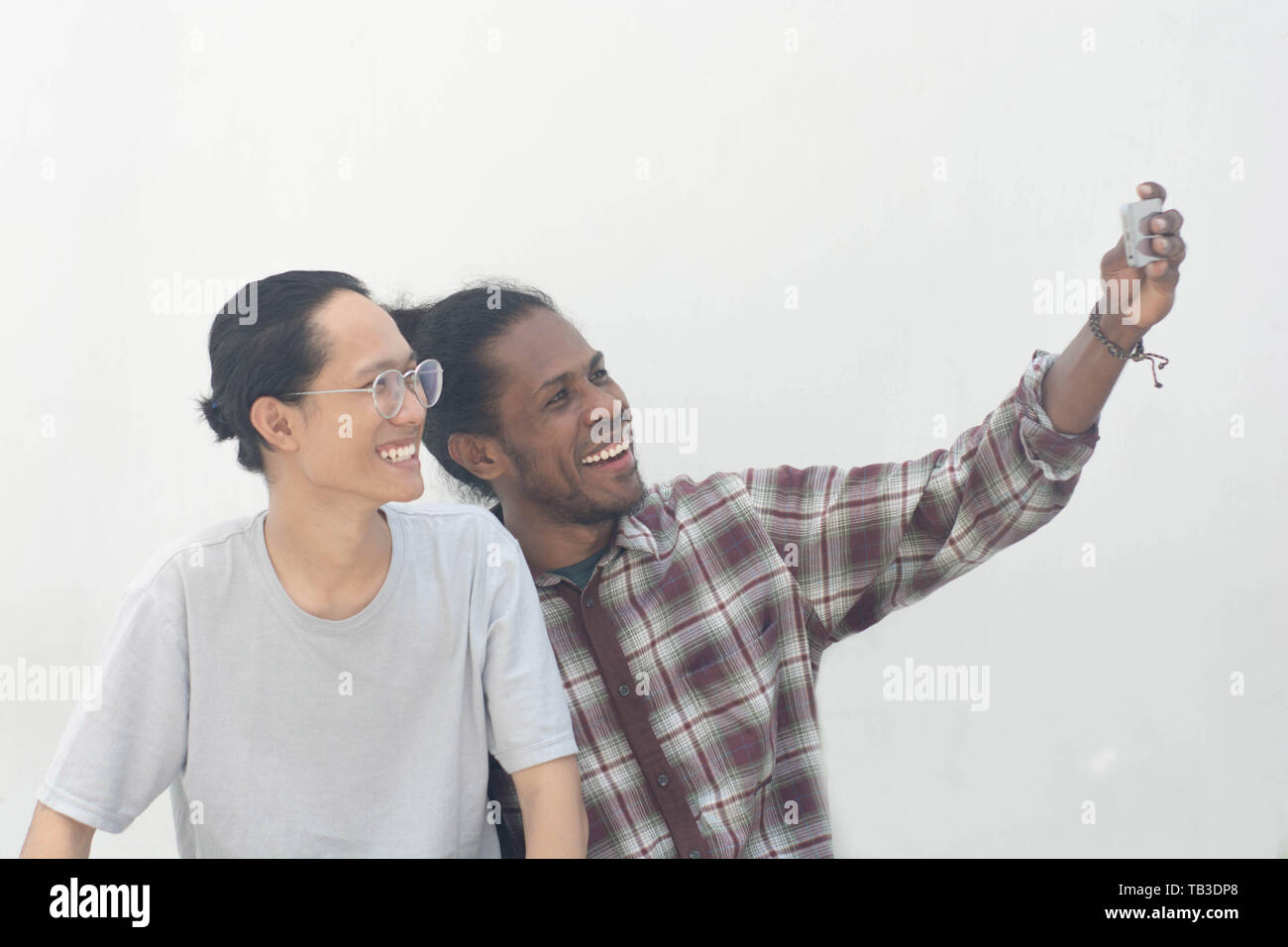 Zwei Freund mit unterschiedlichen ethnischen, selfie zusammen und lächelnd, asiatische und schwarzer Mann selfie zusammen Stockfoto