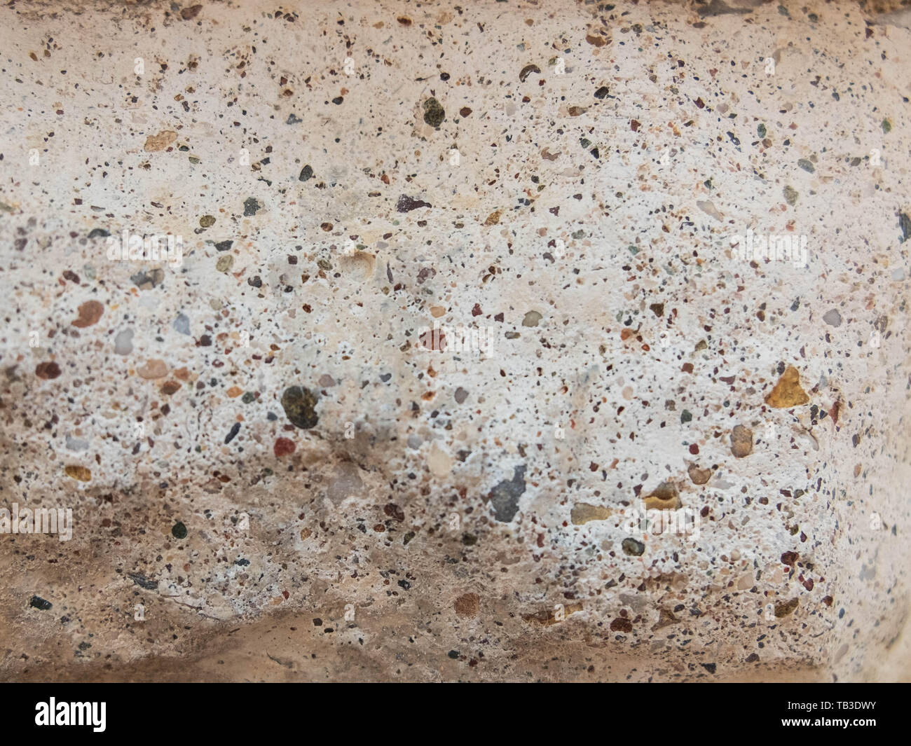 Konkrete Textur mit freiliegenden Kies Steine. Hintergrund Konzept. Stockfoto