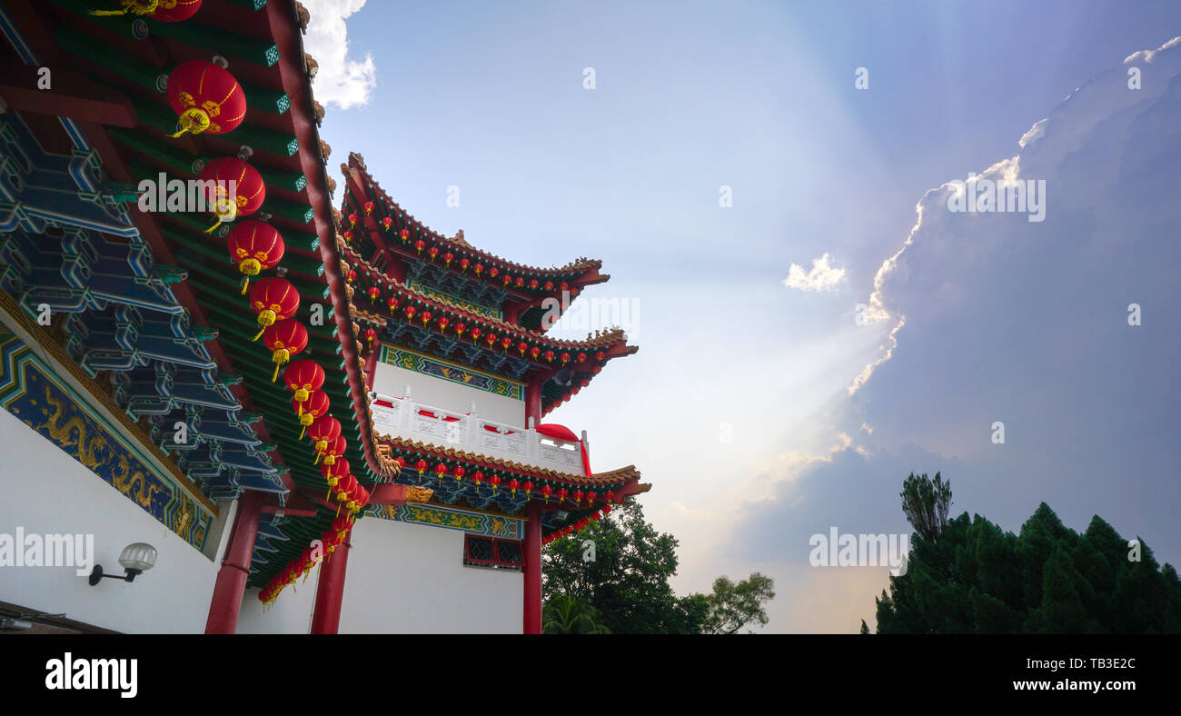 Schöne chinesische Tempel Dach Detail mit bunten architektonischen Arbeiten und Laternen an Thean Hou Tempel hängend, Kuala Lumpur, Malaysia, Stockfoto