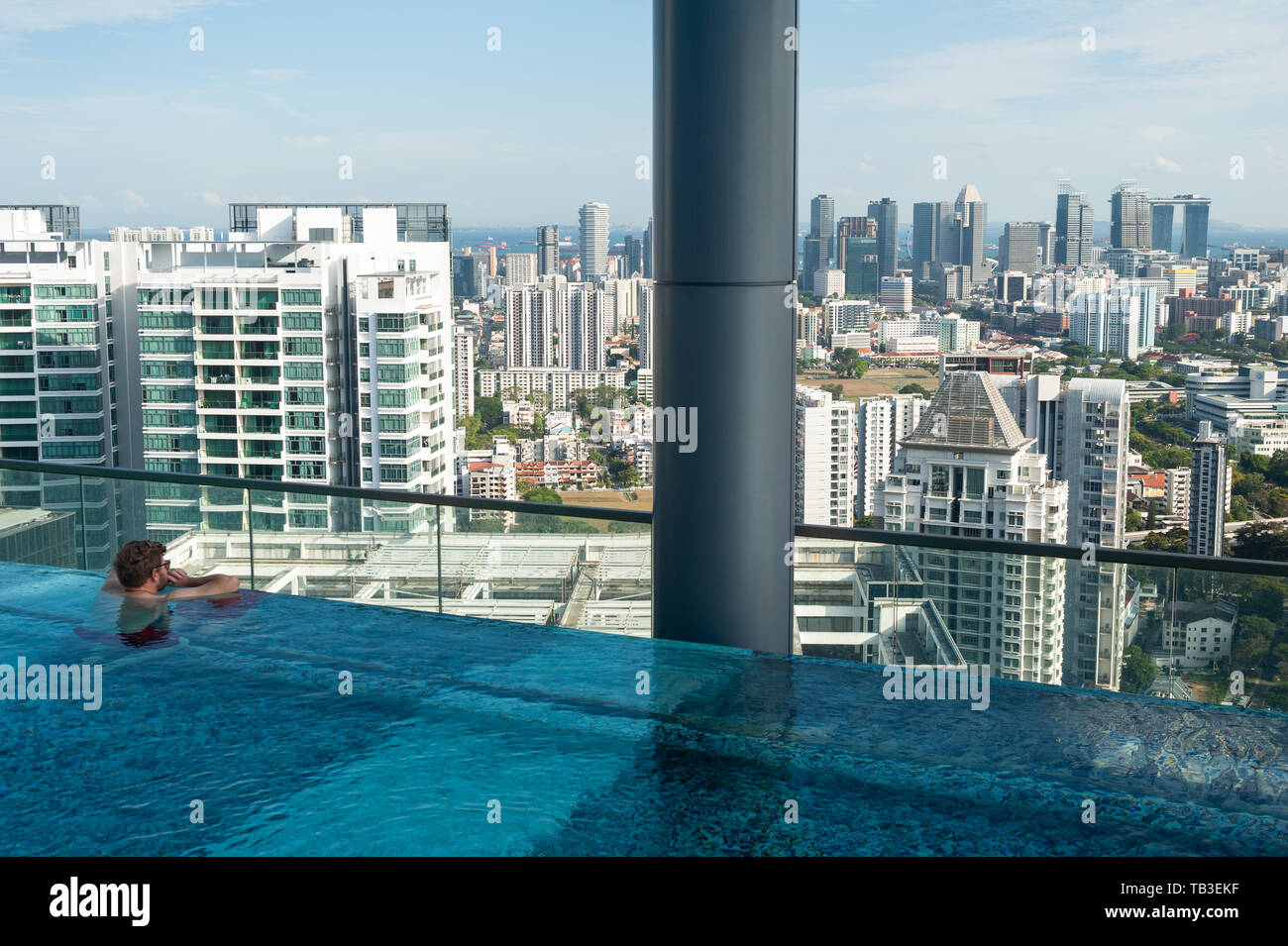 12.02.2019, Singapur, Singapur - ein Hotel Gast sieht sich vom Beckenrand in den Pool der Courtyard By Marriott Hotel auf der cityscap Stockfoto