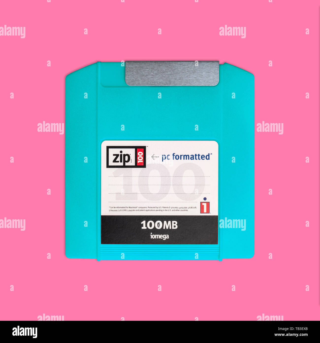 Iomega Zip Diskette vor Nostalgie, isoliert und in Druckvollen Pastellfarben vorgestellt, für kreative Design Cover, Plakat, Buch, Druck, Web und Print Stockfoto