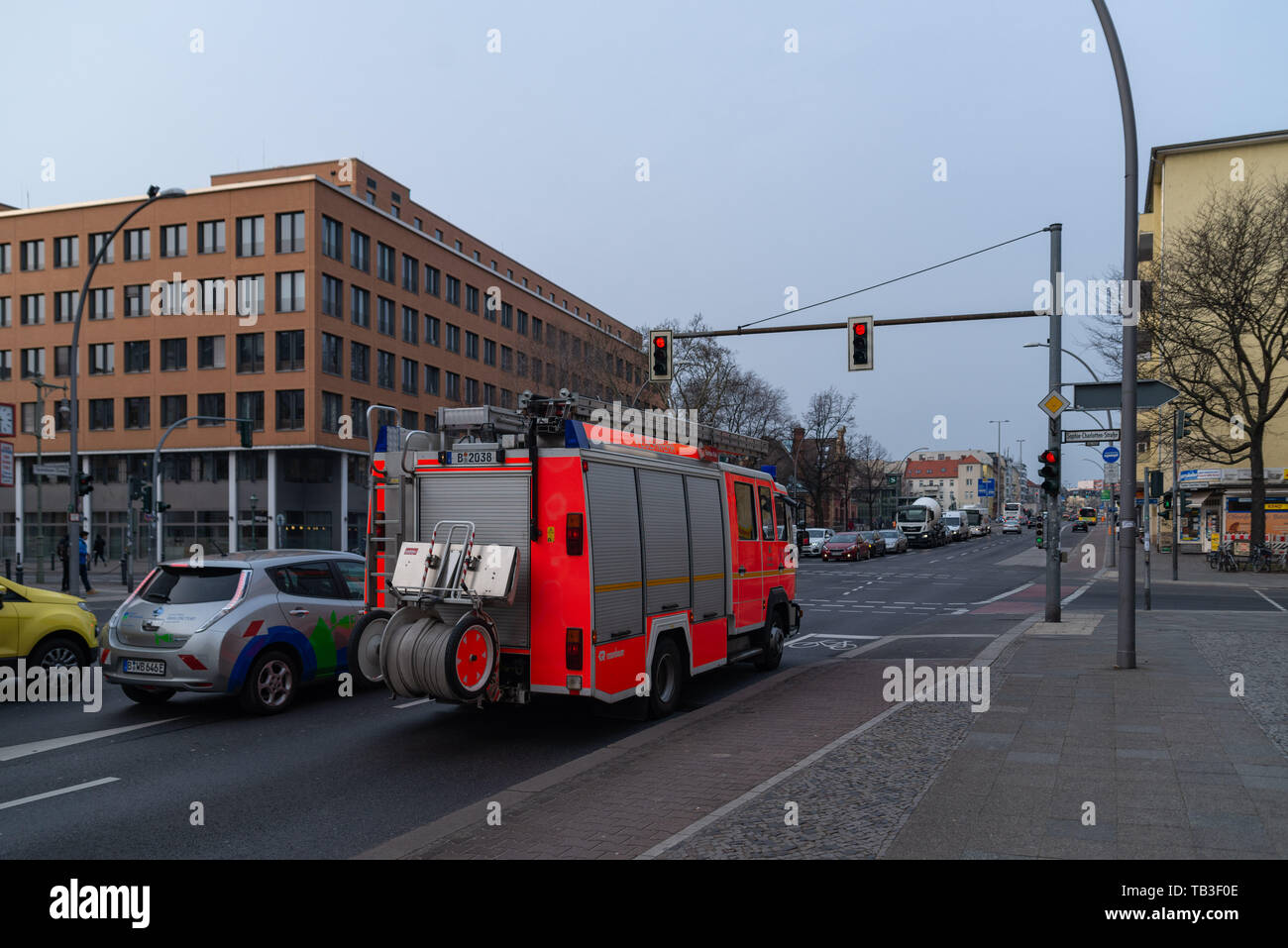 Berlin, Deutschland. Februar 19, 2019. Feuerwehrmotor. Ampel rot. Stockfoto