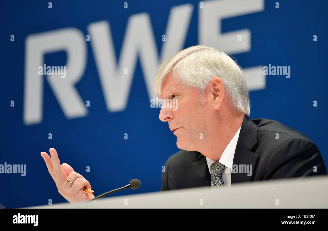 14.03.2019, Essen, Nordrhein-Westfalen, Deutschland - Rolf Martin Schmitz, Vorstandsvorsitzender der RWE AG, gestikuliert während der Bilanzpressekonferenz. 0 KN 190131 D 026 AUTO Stockfoto