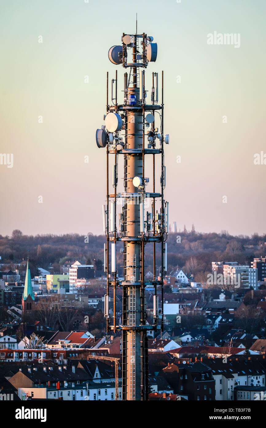 27.02.2019, Recklinghausen, Nordrhein-Westfalen, Deutschland - Mobile phone Mast in städtischen Wohngebiet. 00 X 190227 D 034 CAROEX.JPG [MODEL RELEASE: NICHT APPLICA Stockfoto