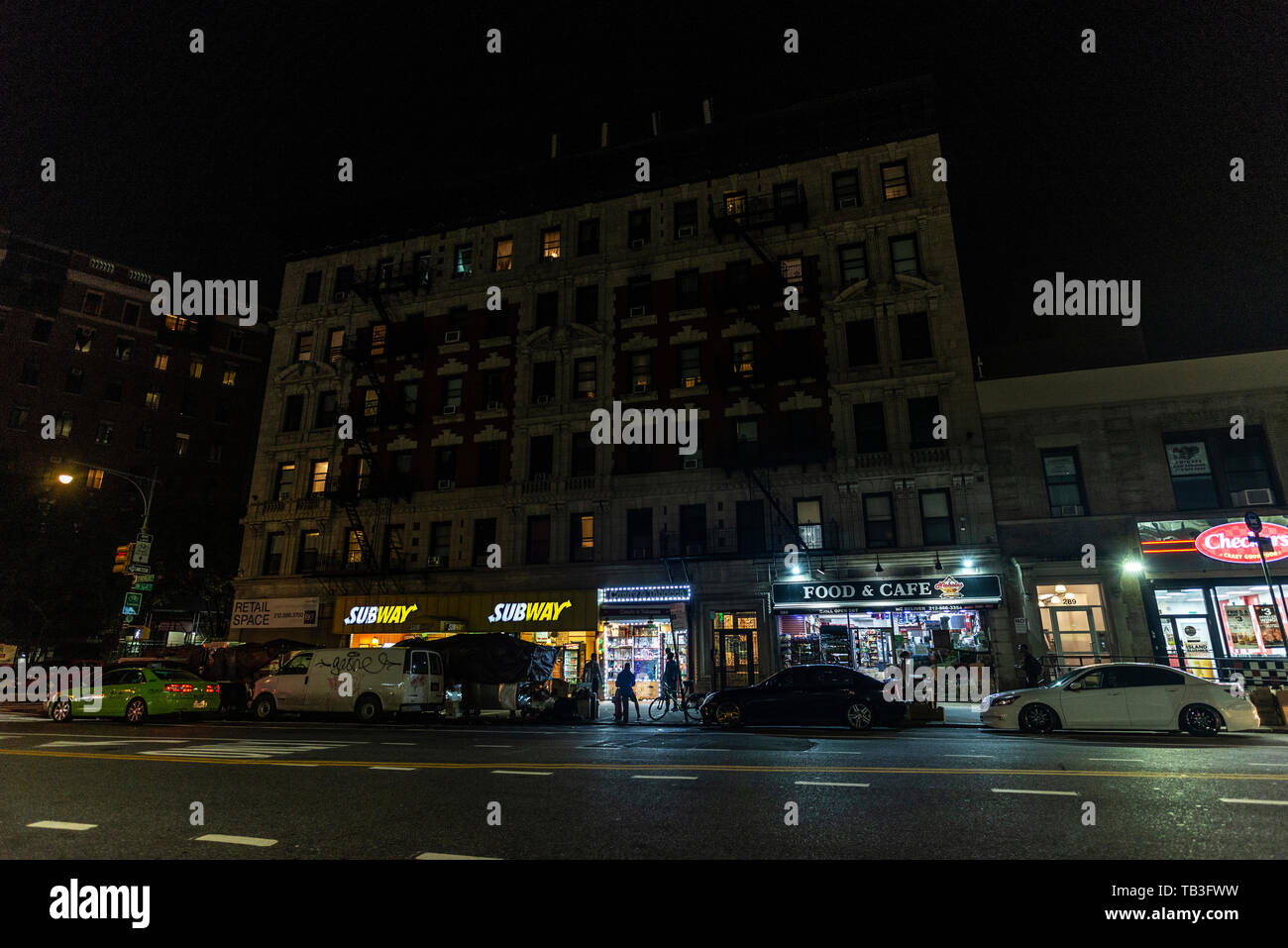 New York City, USA - 31. Juli 2018: die Straße mit Take Away Restaurant bei Nacht mit Menschen in Harlem, Manhattan, New York City, USA Stockfoto