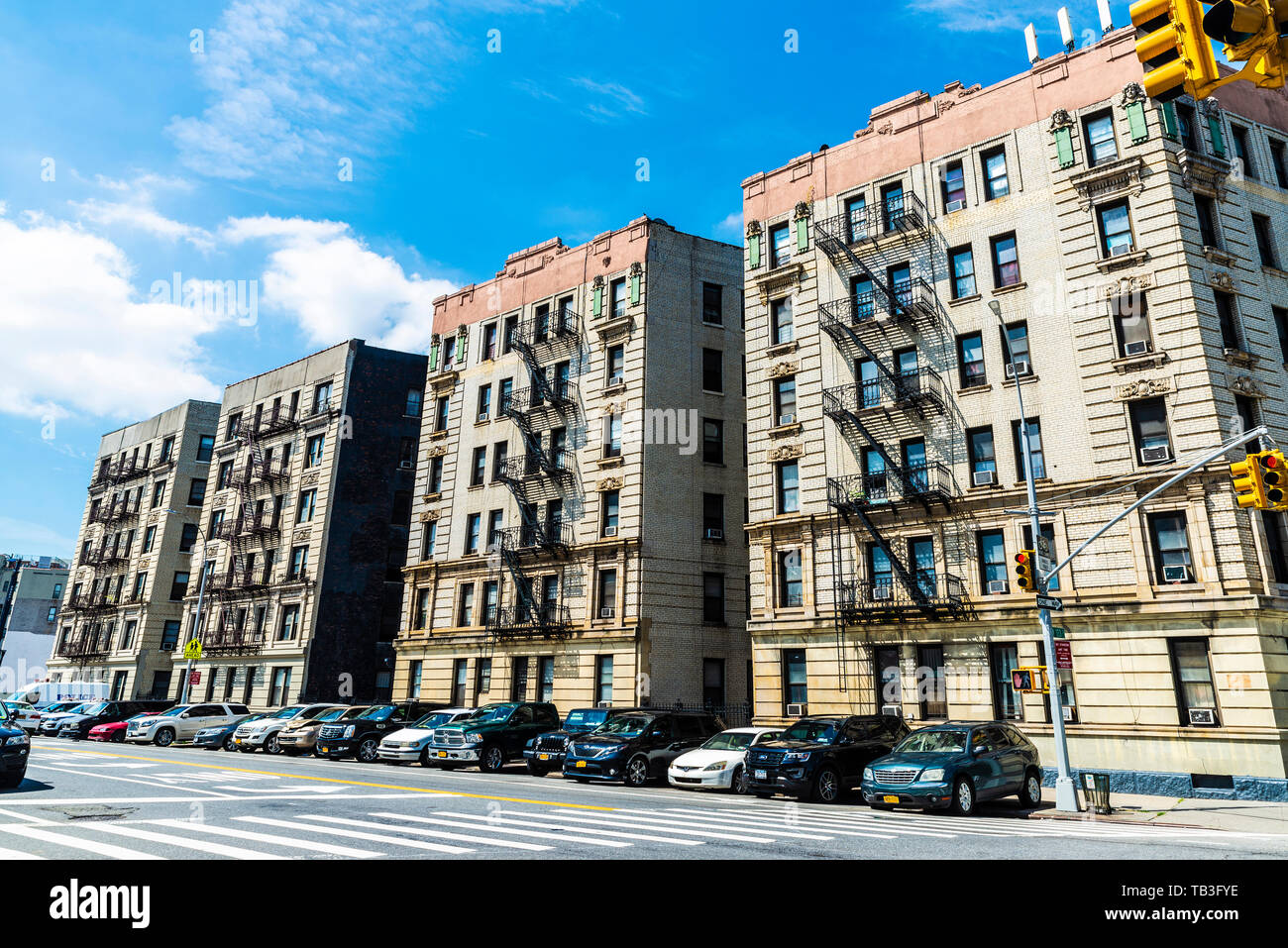 New York City, USA - 31. Juli 2018: die Straße mit alten typischen Apartment Gebäude mit seinem Feuer Flucht in das Harlem Stadtteil von Manhattan, New York Stockfoto