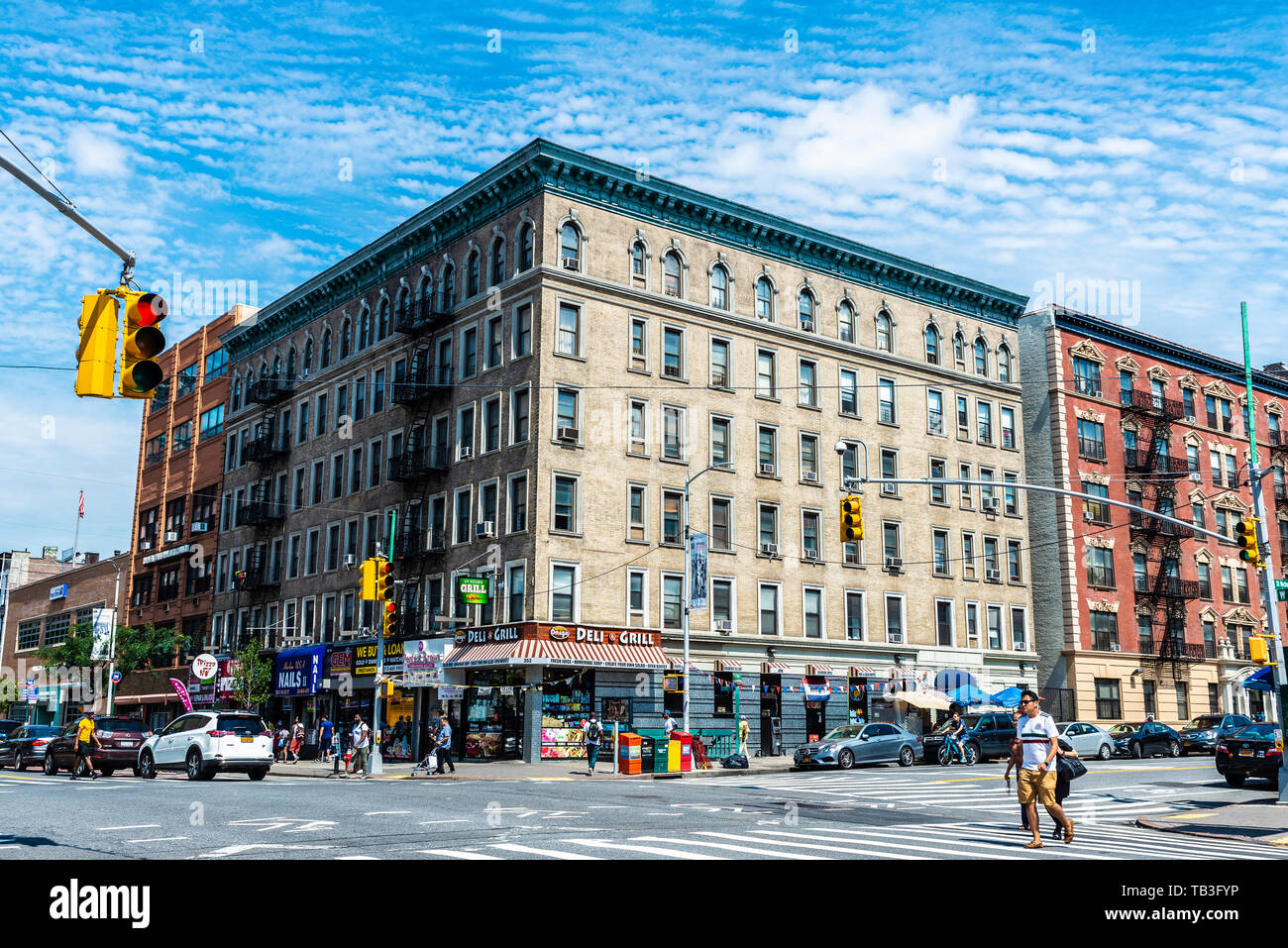New York City, USA - 31. Juli 2018: Restaurant und andere Geschäfte mit Menschen um in Harlem, Manhattan, New York City, USA Stockfoto