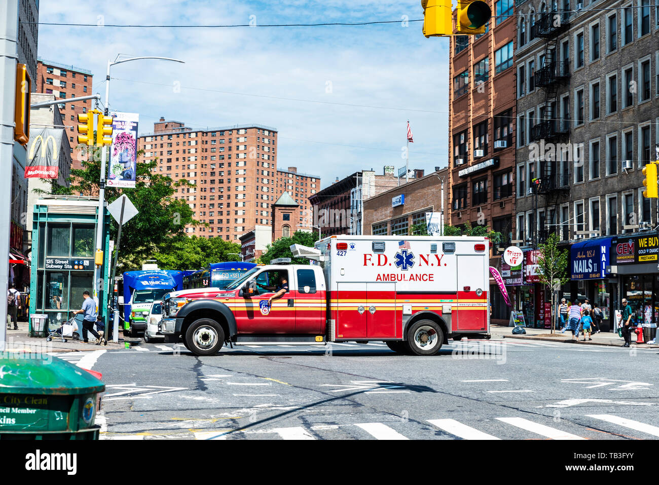 New York City, USA - 31. Juli 2018: Krankenwagen Auto von New York entlang fahren auf einer Straße mit Menschen in Harlem, Manhattan, New York City, USA Stockfoto