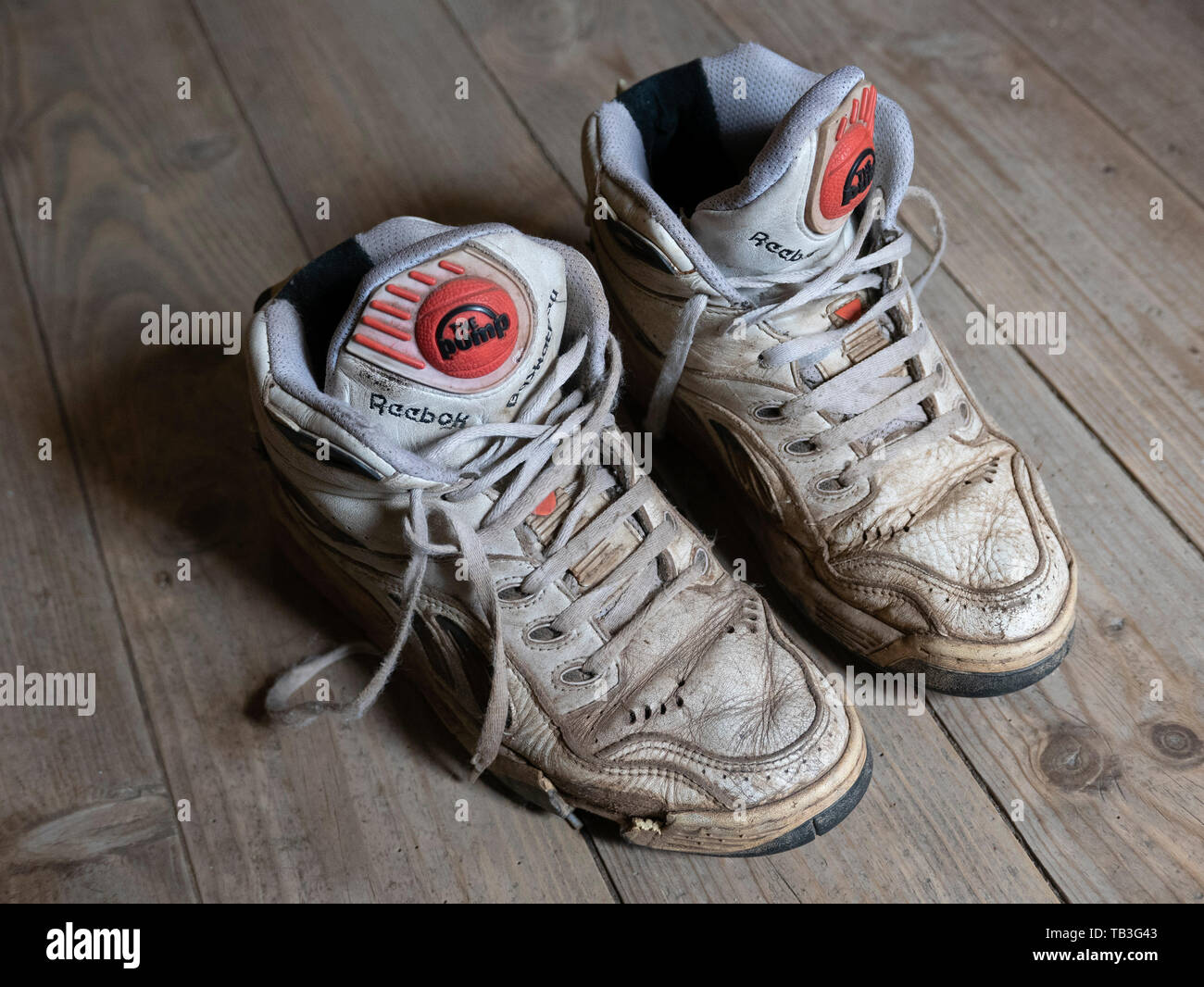 Paar alte abgenutzte 1990 s Reebok Pump white Basketball Sneakers  Stockfotografie - Alamy