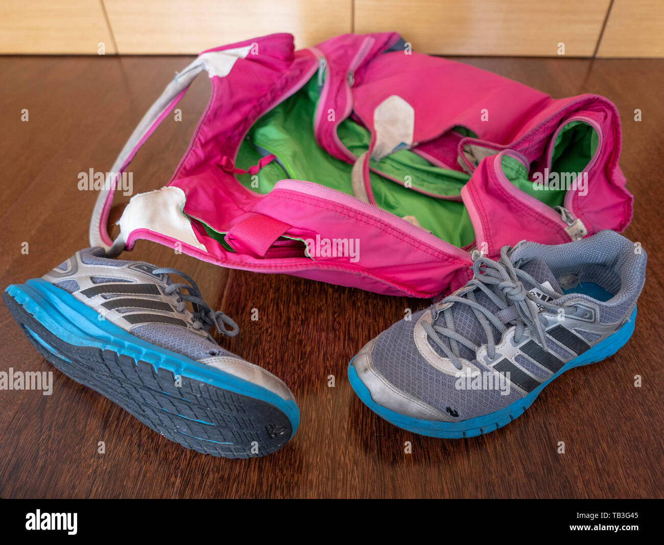 Adidas Turnschuhe Stockfotos & Adidas Turnschuhe Bilder Alamy Schön adidas Originals Zx 700 BB1214 CorRot | Herren