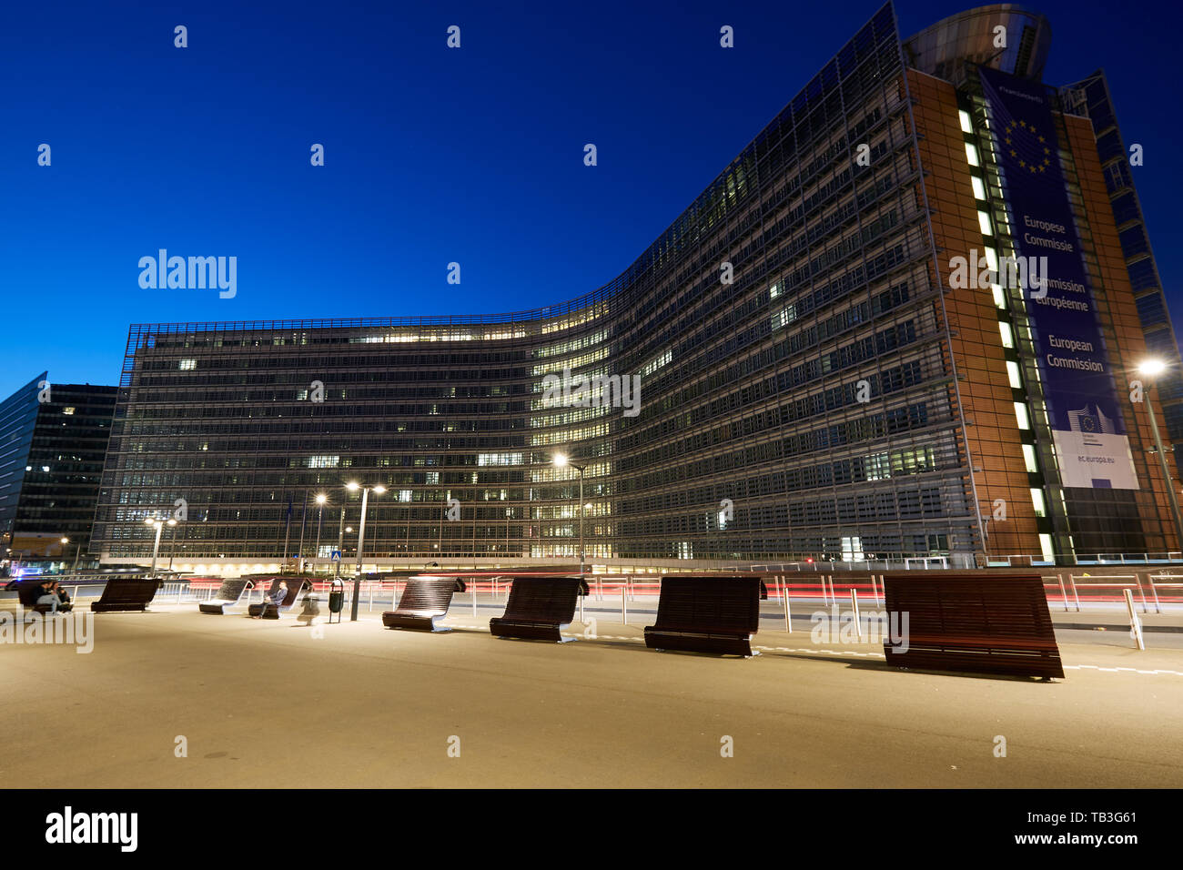 01.04.2019, Brüssel, Brüssel, Belgien - Die beleuchteten Berlaymont Gebäude im Europaviertel in den Abend. 00 R 190401 D 231 CAROEX.JPG [MODELL RELE Stockfoto