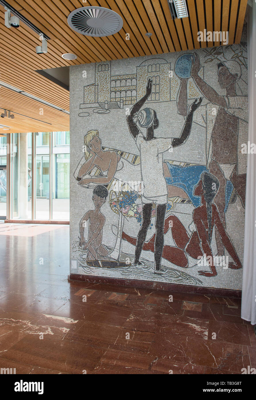 05.05.2018, Berlin, Berlin, Deutschland - Mosaik auf eine Wand im Erdgeschoss des Café Moskau in der Karl-Marx-Allee in Berlin-Mitte. 0 CE 180505 D001 CAROEX.JPG Stockfoto