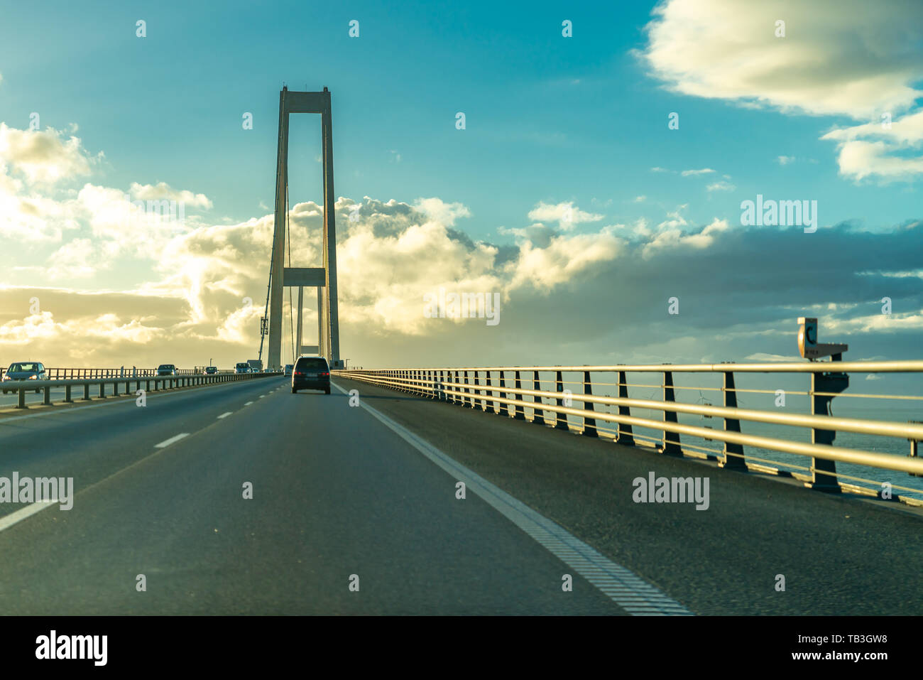 Die oeresund Brücke zwischen Schweden und Dänemark während der Überfahrt mit dem Auto in einem am Abend Stockfoto