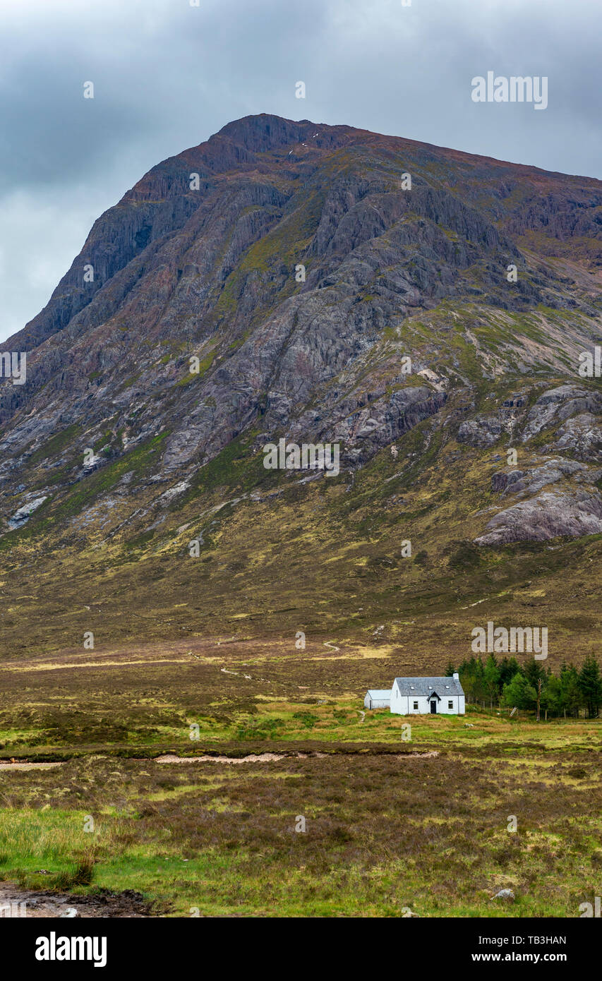 Lagangarbh Cottage, Glen Coe, Highlands von Schottland. Der Berg im Hintergrund ist Buachaille Etive Mor. Das Cottage ist in der Nähe von Rannoch Moor in den Highlands von Schottland in der Nähe der West Highland Way langen Fußweg und verwendet als klettern Hütte Stockfoto