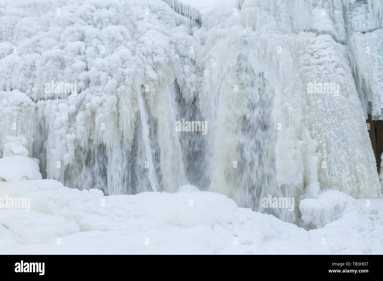 Gefrorenen Wasserfall Höhle. Jagala, Estland. Stockfoto