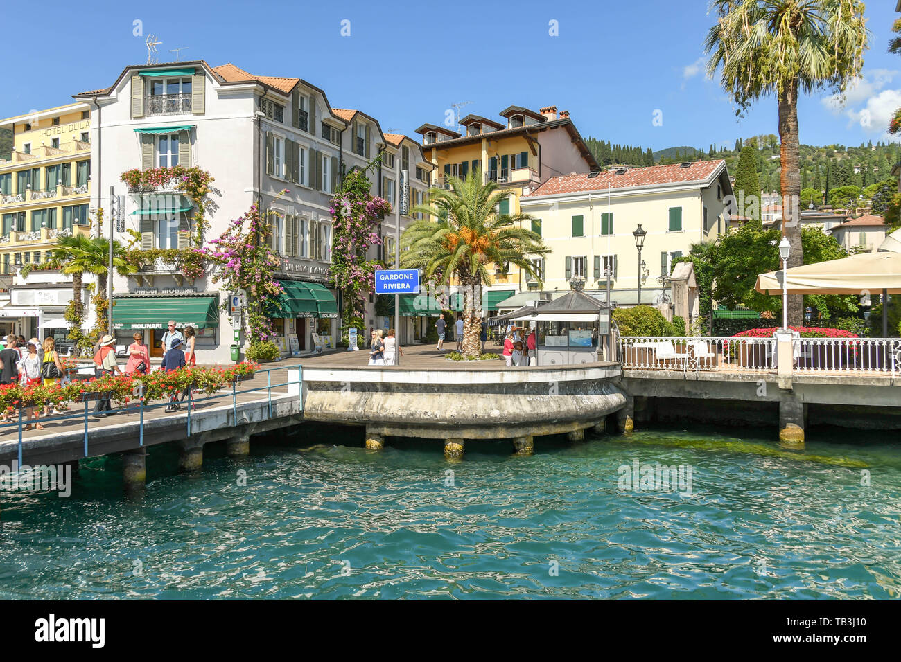 GARDONE RIVIERA, Gardasee, Italien - September 2018: Auf der Fähre Anlegestelle in Gardone Riviera. Stockfoto