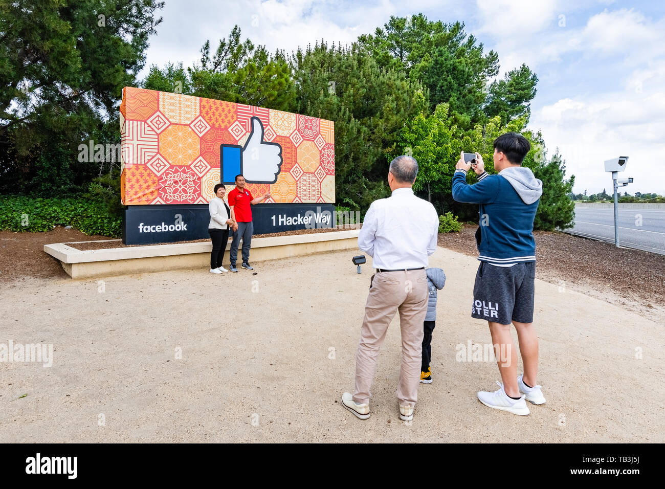 Mai 26, 2019 Menlo Park/CA/USA-Touristen posieren vor dem Facebook Like Button Schild am Eingang zur Hauptseite des Unternehmens headquart Stockfoto