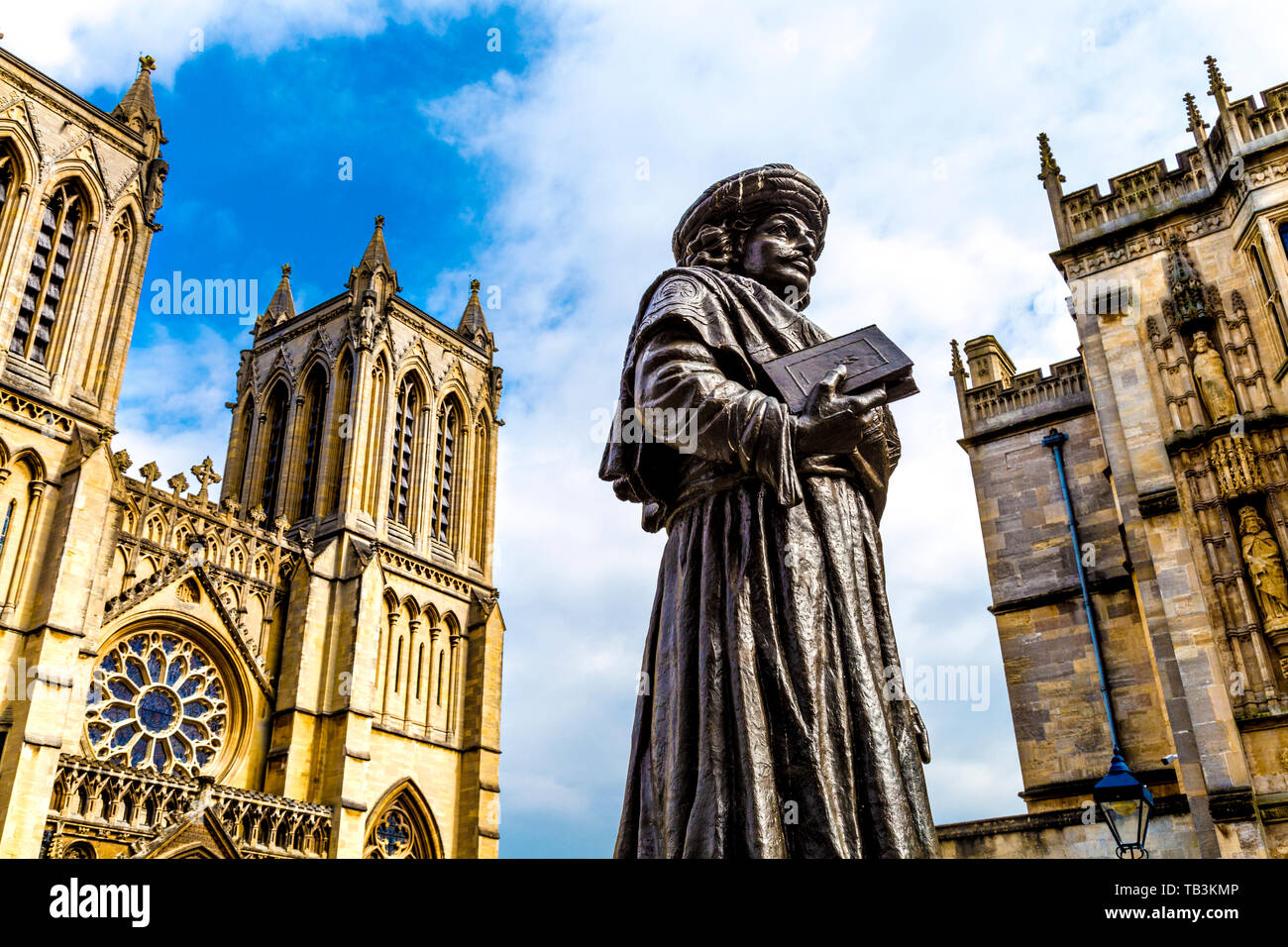 Bronze Skulptur von Raja Ram Mohan Roy von niranjan Pradhan vor der Kathedrale von Bristol, College Green, Bristol, Großbritannien Stockfoto