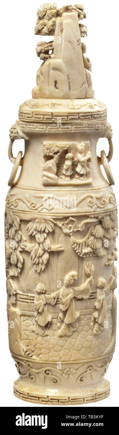 Eine chinesische Elfenbein lidded Vase, um 1900, das Oval, hohlen  geschnitzten Vase mit einem Einsatz. Der Hals mit kunstvoll gestaltete  Schleifen mit angehängten Ringe. Die Außenflächen mit figürlichen und  ornamentalen Schnitzereien in