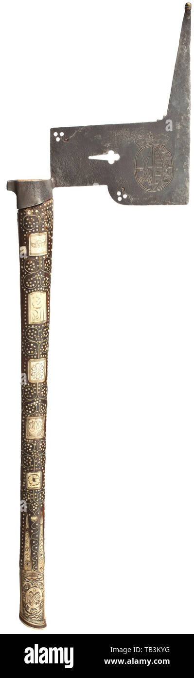 Die sächsischen Bergmann ax, 17. Jahrhundert, Bügeleisen Blade der  typischen Form, mit Kleeblatt Piercing, das Sächsische Wappen Gravur auf  der Vorderseite. Die aufwändig gestaltete in Nussbaum, mit reichen Inlays  aus graviert, verkohlte