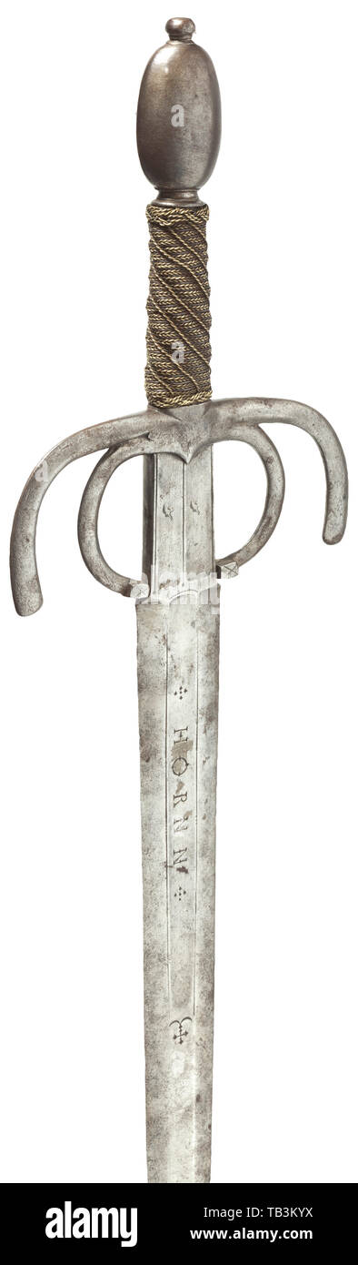 Ein Crab Claw - hilted Schwert, Solingen, circa 1620, Robust, Doppel-Blade der abgeflachten Sechskant umrandet. Flache fullers auf beiden Seiten des oberen Drittel, unterzeichnete' Clemens Hornn'. Der fehlschärfe mit doppelter Fullers und zwei Einhorn Marken gestempelt auf beiden Seiten. Das Bügeleisen quillons mit Finger ruht, Wölbung in Richtung der Klinge. Der Griff spiralförmig geriffelt, mit der ursprünglichen Messingdraht Wicklung und der Türke Köpfe. Abgeflachte, ovalen Knauf. Länge 87 cm. Schwert, Schwerter, Waffen, Waffen, Waffen, arm, Kampf gerät, Militär, Militaria, Objekt, Objekte, Fotos, clipp, Additional-Rights - Clearance-Info - Not-Available Stockfoto