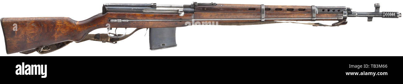 Eine tokarev M 38 selbstladende Waffe (SVT-38), Cal. 7,62 x 54R, nein. SB 889. Übereinstimmende Nummern außer für Abzugsbügel und Magazin. Fast hell Bohrung. Im Jahr 1939 produziert. Umfang der Bahn. Original beenden teilweise beschmutzt, lock unblued. Zweiteilige Birkenholz Lager mit starken Gebrauchsspuren, kleine absplitterungen vor Magazin. Mit Magazin, original Leder gesäumten Gurtband und Reinigung Stange auf der Seite fixiert. Geringe Stückzahlen. Sehr selten, der unberührte Sammlerstück. Länge 122 cm. Erwerbsscheinpflichtig. historischen, historischen des 20. Jahrhunderts, Additional-Rights - Clearance-Info - Not-Available Stockfoto