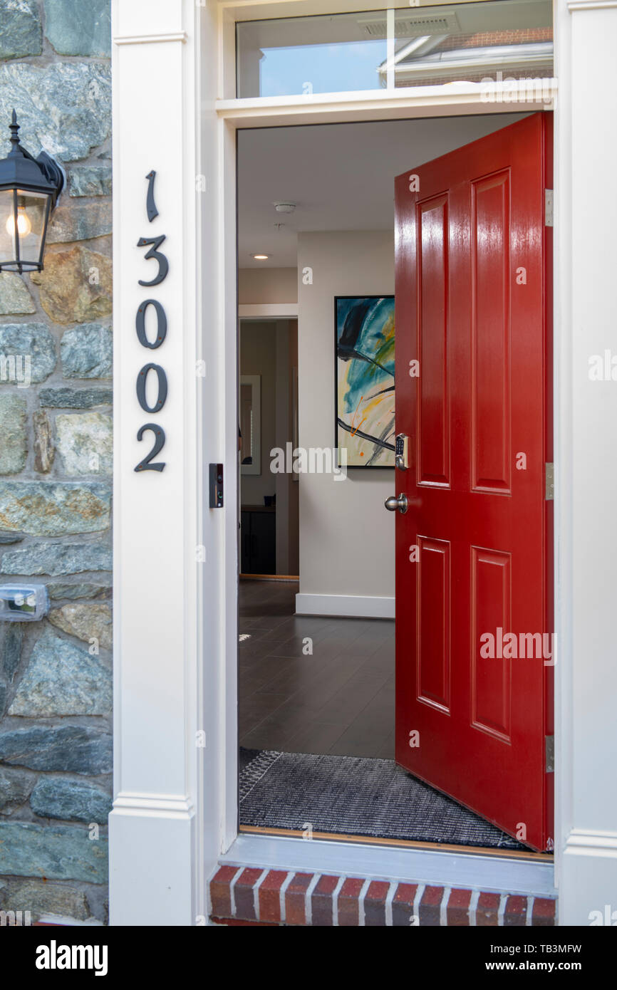Rote Haustür öffnete einer Home Haus in Maryland, USA Stockfoto