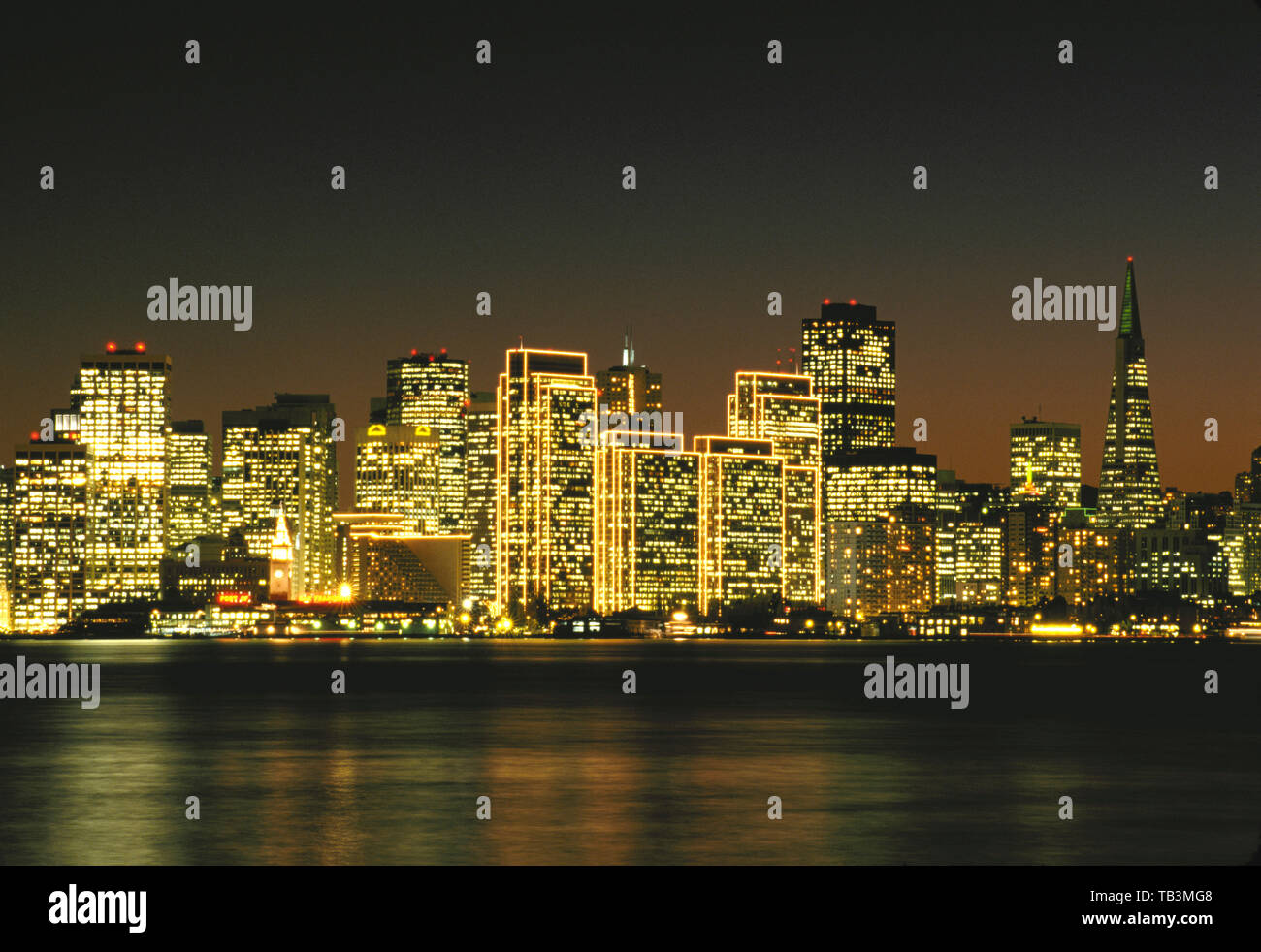 San Francisco, CA; Blick auf die Skyline von San Francisco Bucht von Treasure Island in der Dämmerung Stockfoto