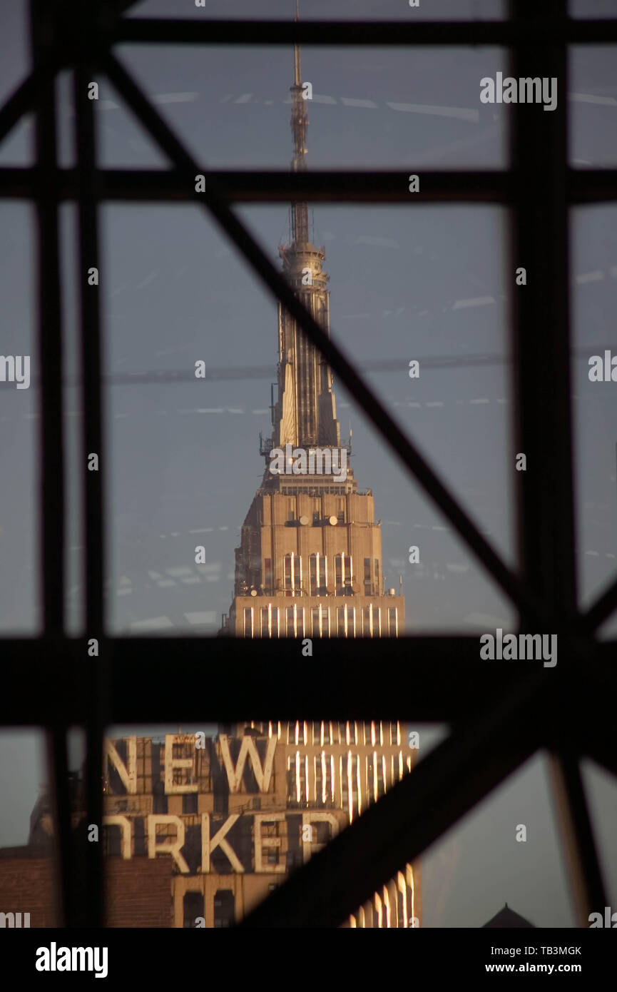 Empire State Building und New Yorker Gebäude durch die Glasfassade des Javits Convention Center, New York, NY gesehen Stockfoto