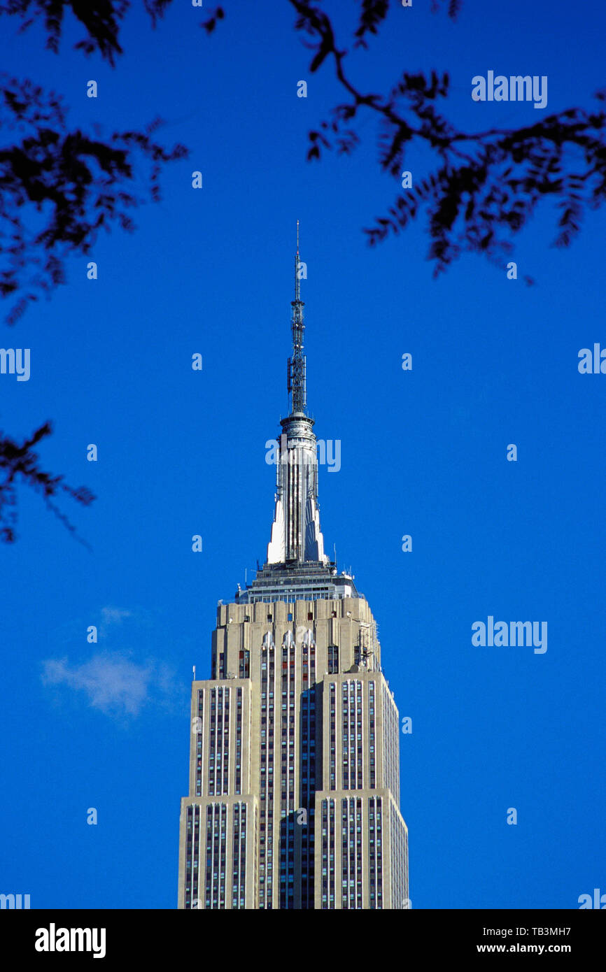 Empire State Building gegen den blauen Himmel: New York, New York Stockfoto