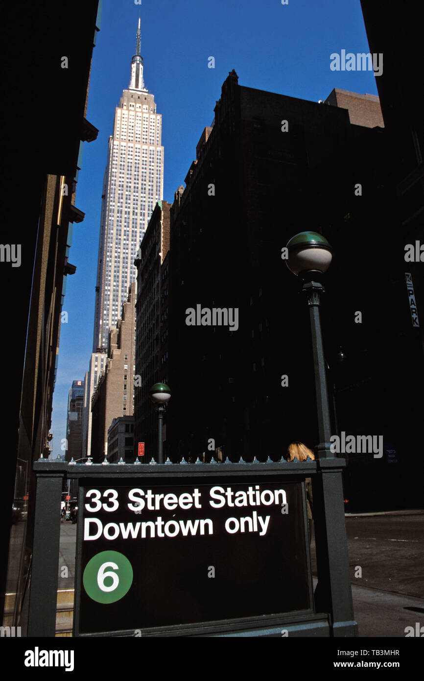 33Rd Street Station Eingang in die U-Bahn mit Empire State Building, New York, NY, USA Stockfoto